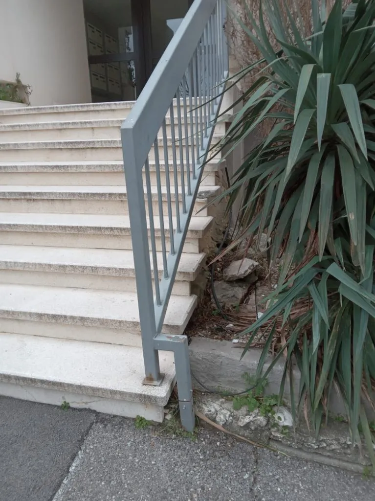 MISE EN PLACE RAMPE ESCALIER POUR UN SYNDIC A PORT DE BOUC 