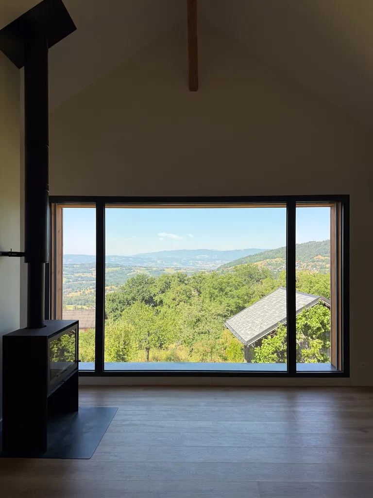 Chantier de menuiseries aluminium et protections solaires à Viuz-en-Sallaz en Haute-Savoie signé Eric Burin à La Tour