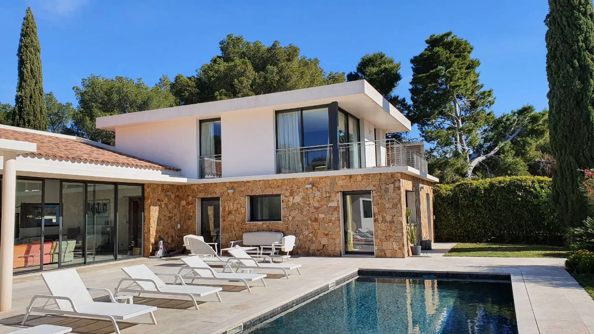 Vente maison moderne dans un cadre exceptionnel, prestations luxe, piscine et vue Couronne de Charlemagne Cassis  