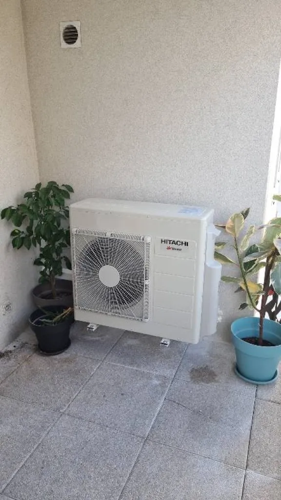 Climatisation Hitachi avec unité extérieure discrète pour votre appartement à Marseille