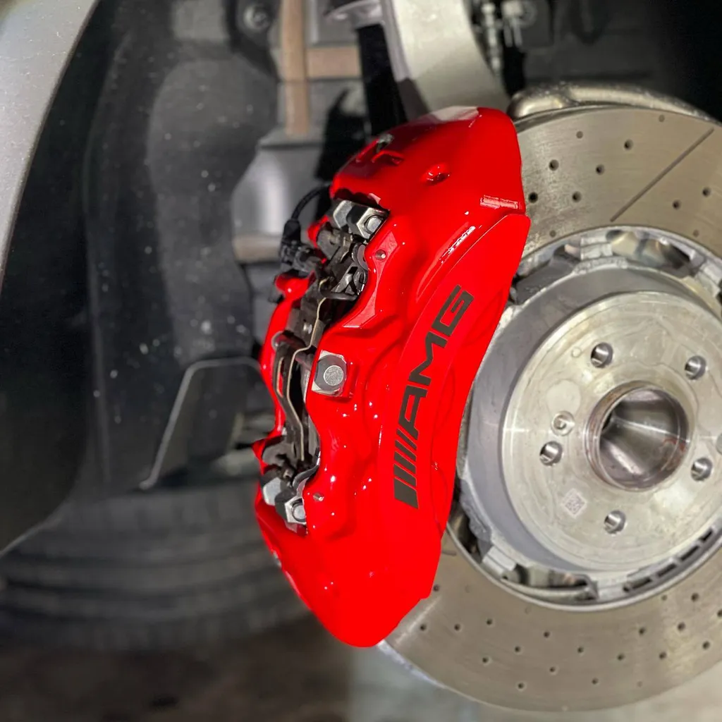 Pose de protection PPF sur la carrosserie d'une Mercedes C63 S AMG à Lyon dans le Rhône