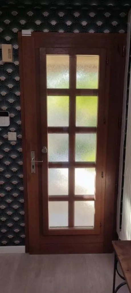 Installation d'une porte d’entrée aluminium monobloc Zenith modèle Saloum triple vitrage haute sécurité à Longvic en Côte-d’Or