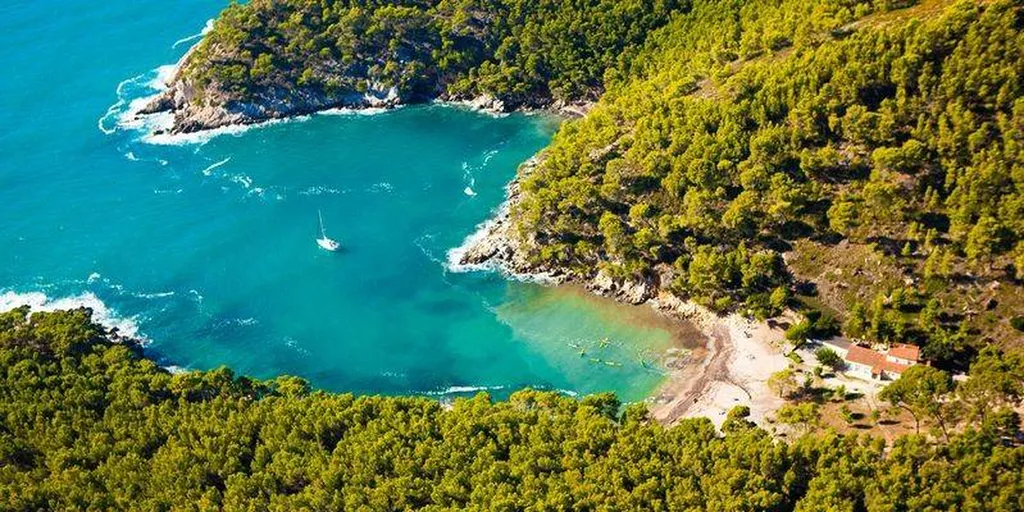 Calanque de Port d'Alon : Explorez ce Trésor Caché en Bateau avec L'Eden Boat