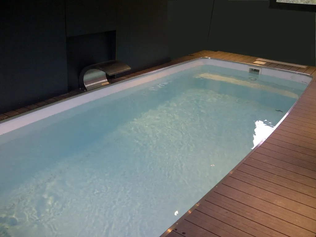 Piscine coque polyester TYPE POP ROMA de 7m60 de long par 3m50 de large à fond Plat 1m55