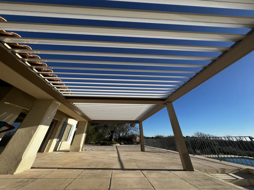 Pergola Riviera+ : la pergola bioclimatique haut de gamme sur mesure en aluminium, lames orientables à 170° et rétractables