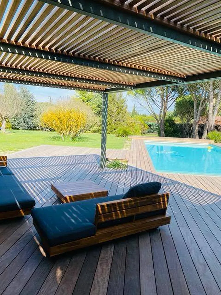 pergola sur mesure en acier thermolaqué et bois