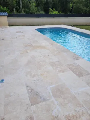 Terrasse et margelle e piscine sur-mesure en Travertin pierre naturelle