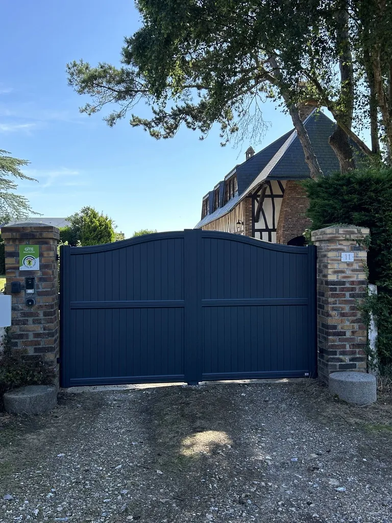 Installation de Portail Alu Battant Motorisé, Modèle Moderne, Sur-Mesure à Deauville dans le Calvados 14 et Trouville-sur-Mer