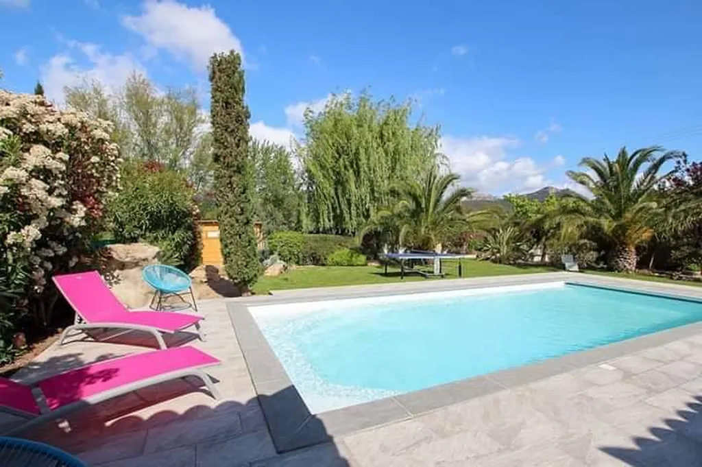 PISCINE RECTANGULAIRE AVEC BANQUETTE DANS LE VAR