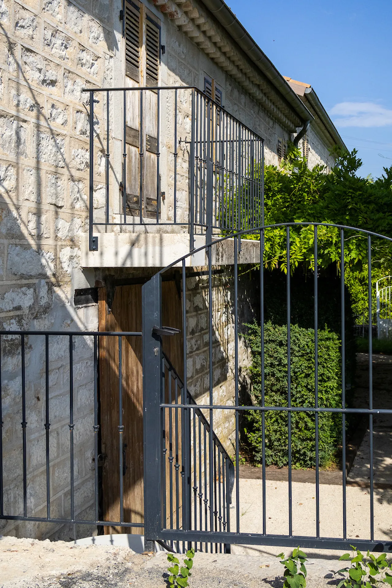 Portillon et garde-corp en fer pour sécuriser et embellir cette magnifique demeure ardéchoise de caractère.