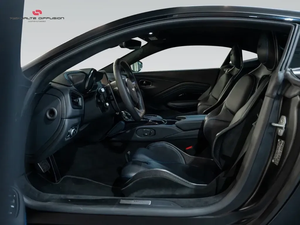 Aston Martin V12 Vantage intérieur cuir et carbone – siège sport – Cannes
