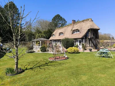 A vendre à 10 minutes de Cormeilles (27260), authentique Chaumière, 4 chambres, jardin paysagé de 2078 m² avec garage et dépendance.