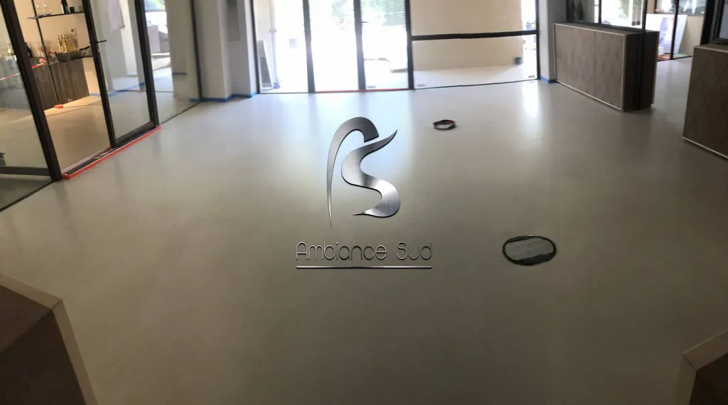 SOL EN BETON CIRE COULE A BANDOL DANS LE VAR 83