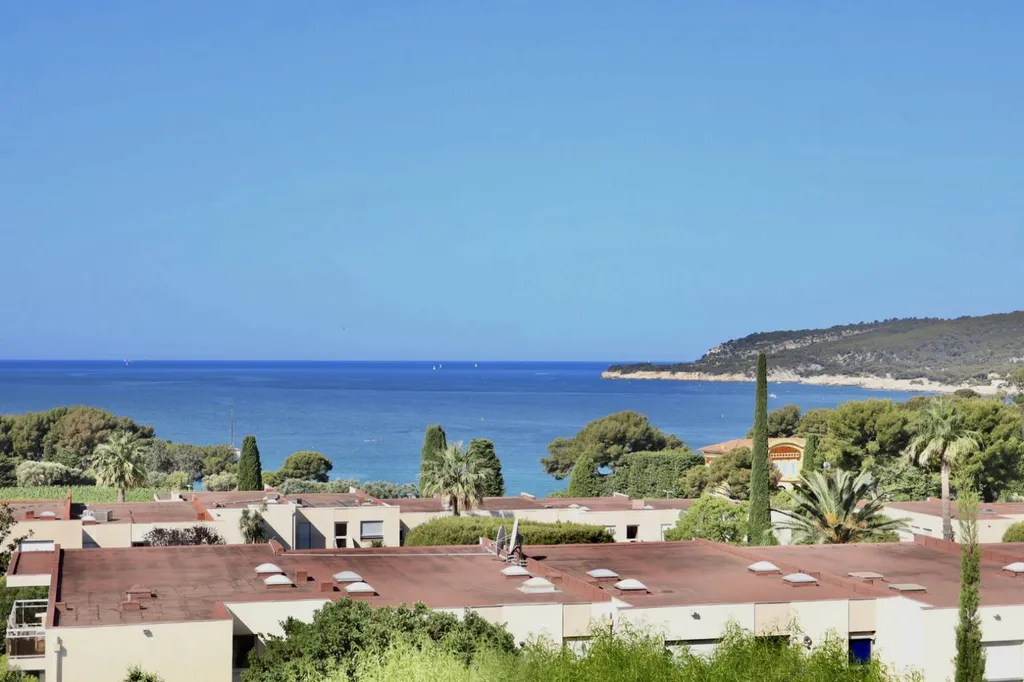 Vente appartement T2 Cassis  en dernier étage avec terrasse vue mer et parking privé dans résidence de standing