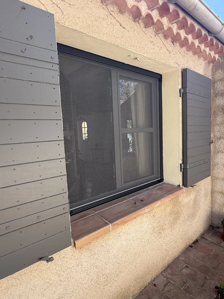 Mise en place de moustiquaire Enroulable et Plissea sur fos sur mer