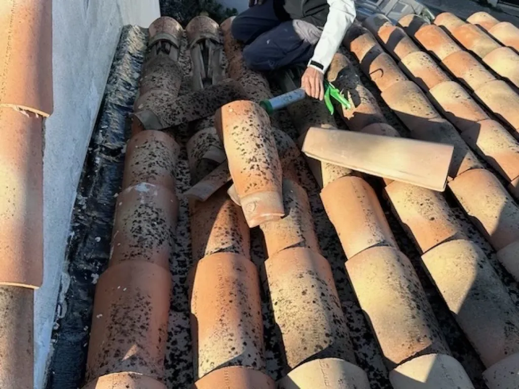 Intervention rapide de couvreur pour changement des tuiles cassées de toiture maison sur Aix-en-Provence 13100