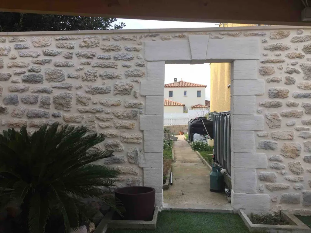 Tour de piscine en cascades de pierres technique bi-couche à Gigean dans l'Hérault