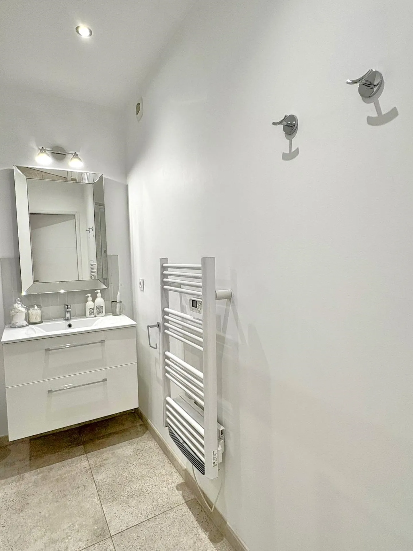 Vente appartement T2 Cassis  ouvrant sur une spacieuse terrasse dans petit clos sécurisé avec emplacement de parking privatif