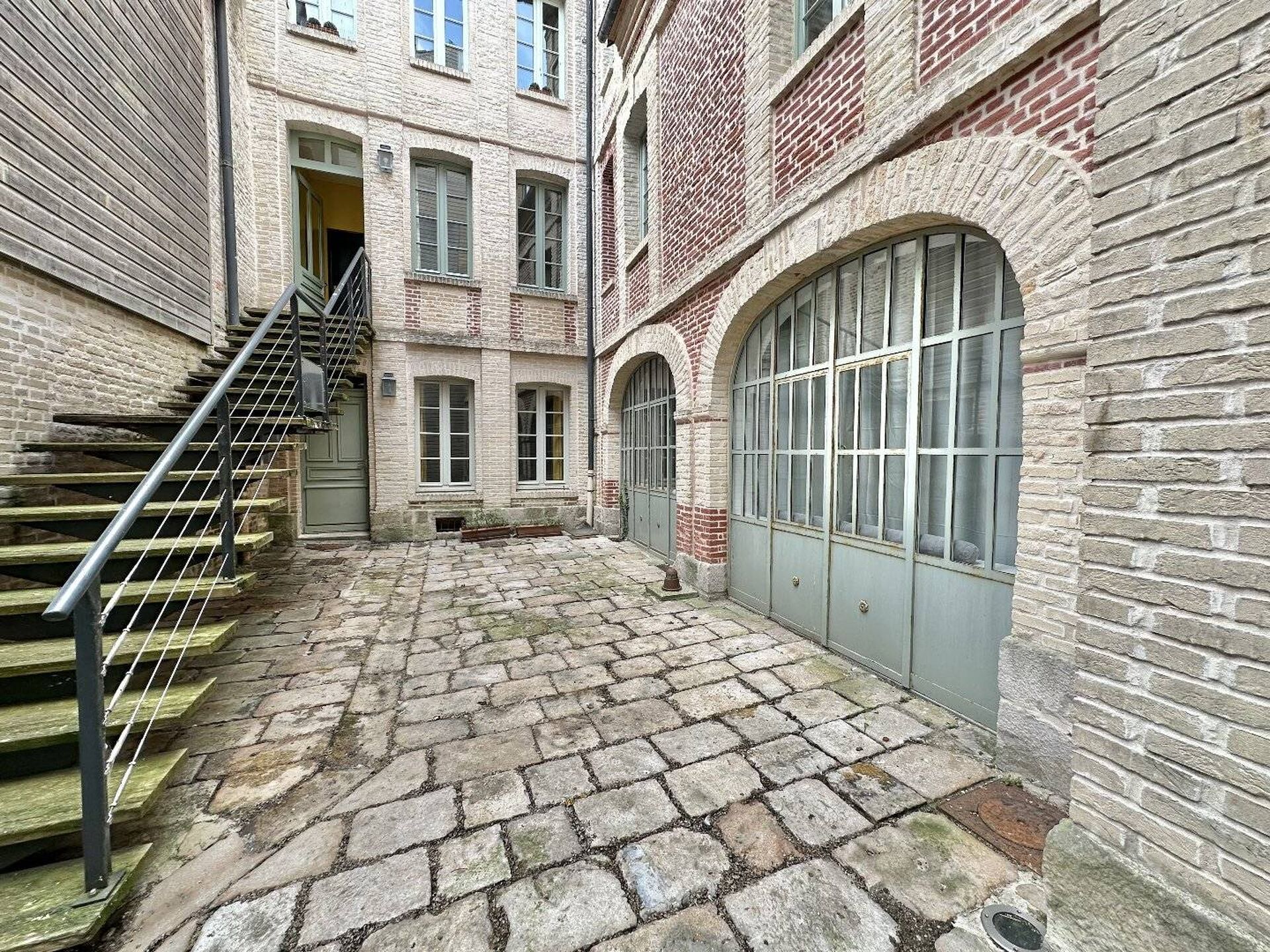 Immeuble en brique - Studio de 36m² au rez-de-chaussée sur cours – Vendu meublé.