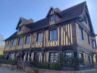 A vendre Manoir Normand du XVème siècle avec jardin paysagé de 2 848 m², dans le village commerçant de BEUVRON EN AUGE 14430