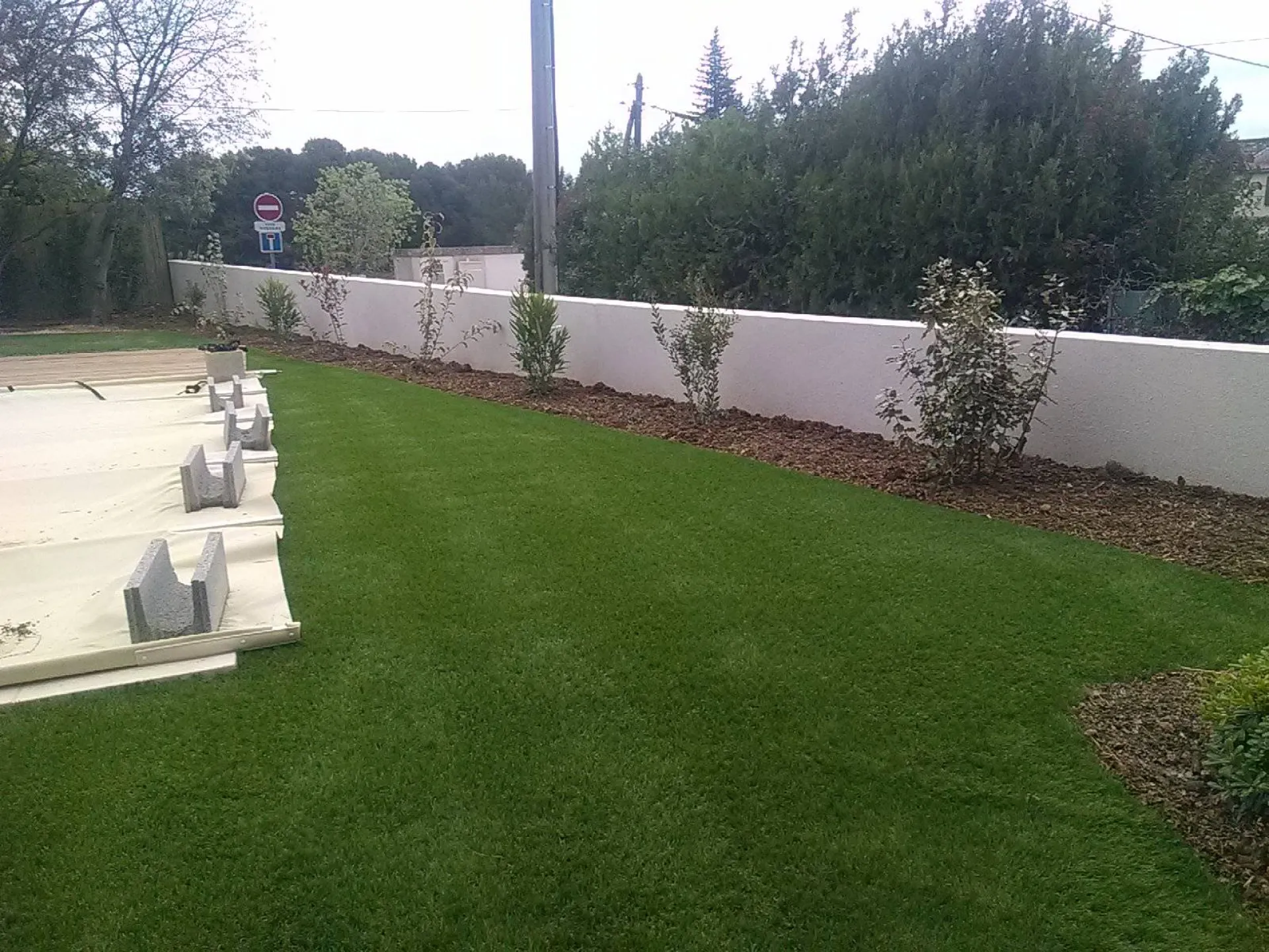 Amenagement de jardin avec plantations et gazon synthetique La Fare les Oliviers