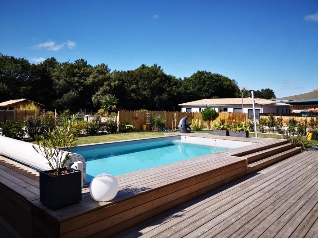 Piscine traditionnelle au sel avec filtre à sable et volet roulant hors sol 