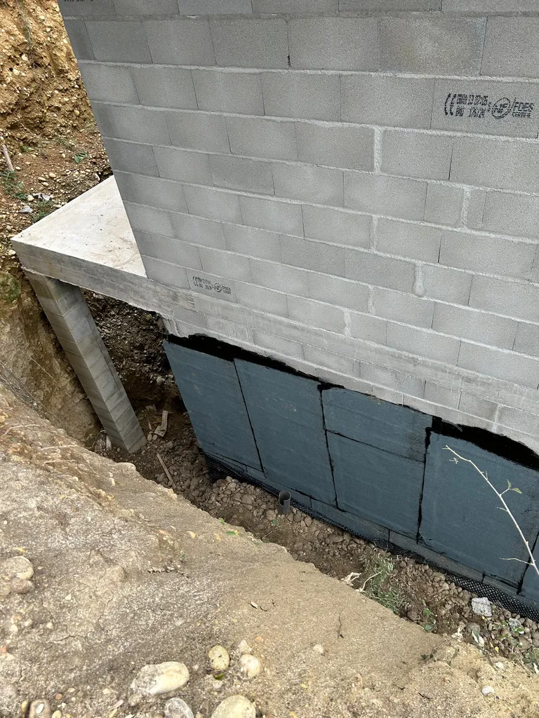 Entreprise de terrassement qui intervient à Divonne-les-Bains (01220) dans le pays de Gex, pour maison individuelle neuve de particulier avec terrain en pente