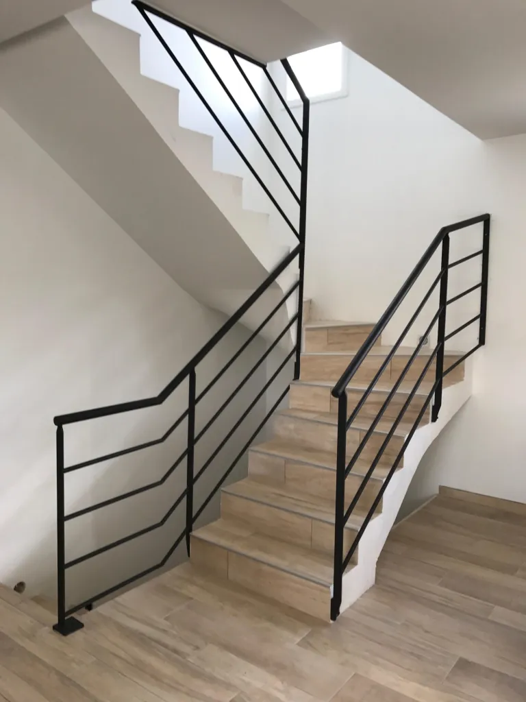 FABRICATION SUR MESURE POSE INSTALLATION GARDE CORPS MODERNES DE SECURITE EN FER FORGE POUR ESCALIER  A FOS SUR MER 13