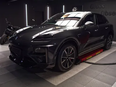 Ajustement au quart de millimètre du PPF film de protection XPEL pour une finition impeccable sur le Porsche Macan E 2025