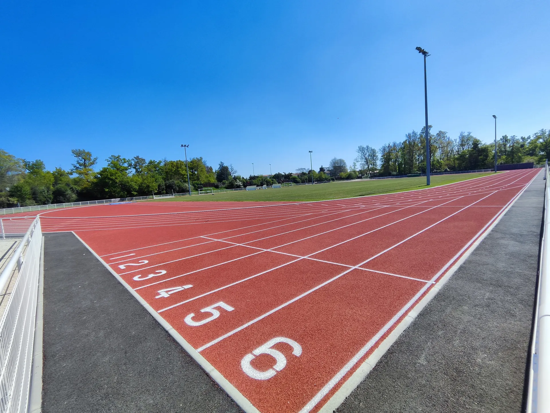 Etudes de conception et construction d'une piste d'athlétisme et terrain de foot enherbé