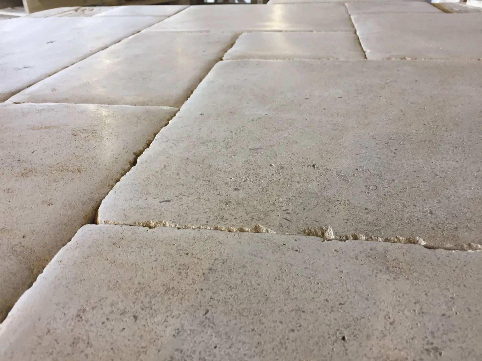 Dallage récupération sol d'antan. La pierre de France Mauvy au 36 rue de Bourgogne à Paris