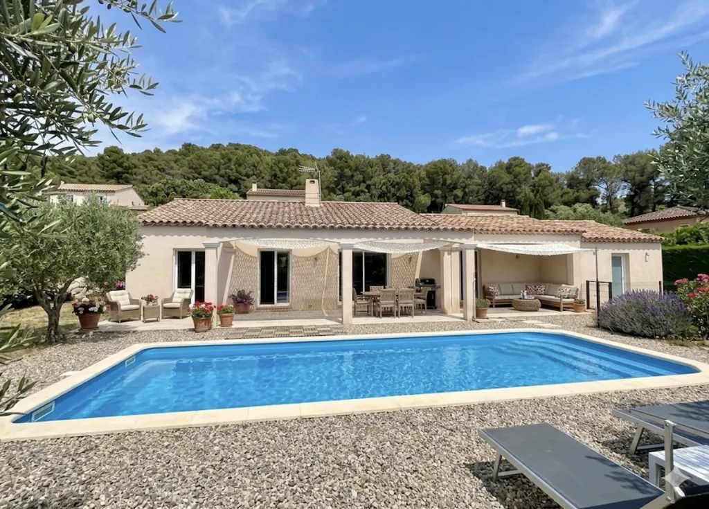 Villa de plain-pied à Salernes : coup de cœur garanti pour cette maison lumineuse avec piscine, pétanque et terrain clos de 1 000 m²
