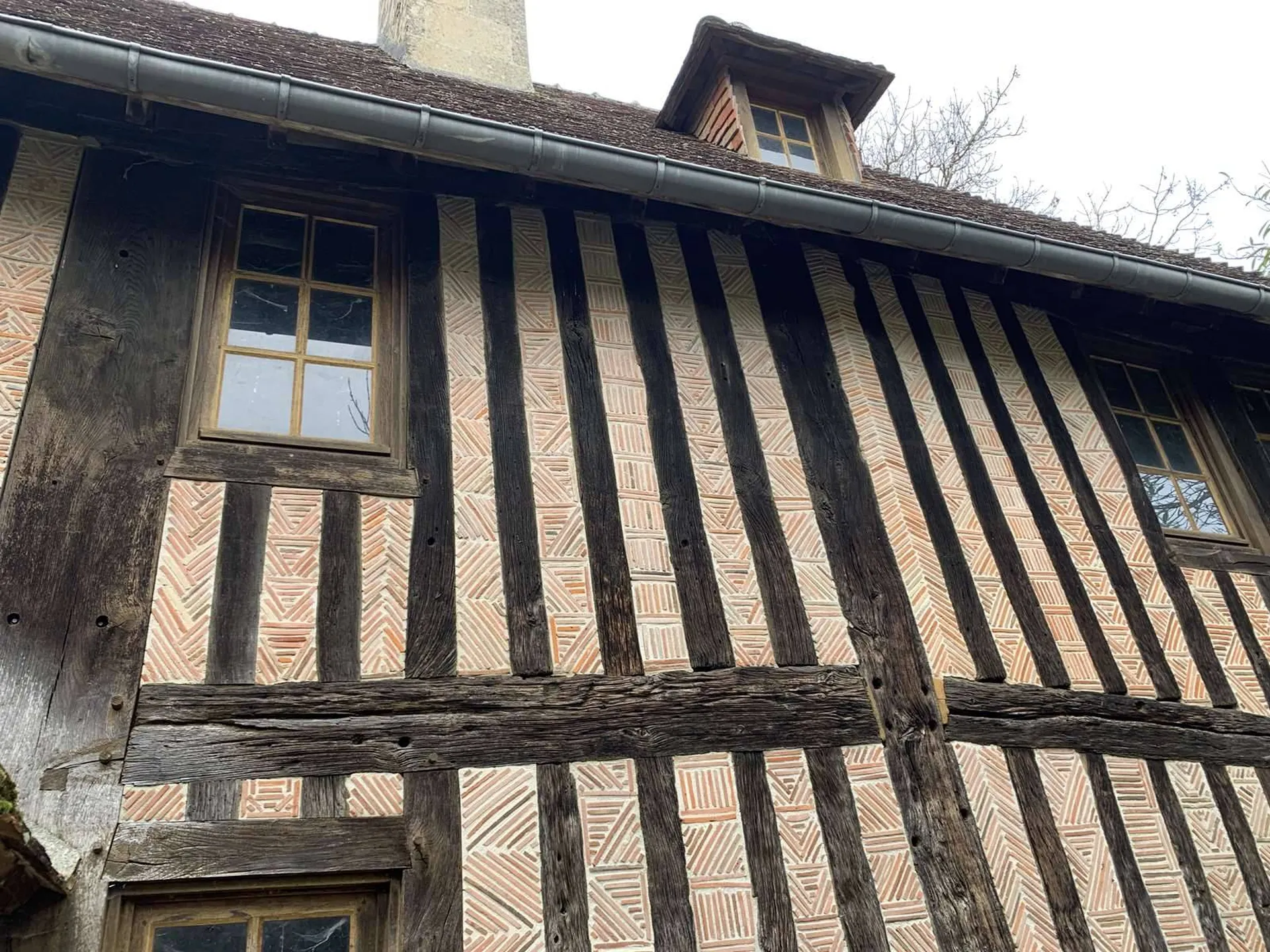 Acquisition entre LIVAROT 14140 et LISIEUX 14100 dans un environnement calme et préservé, belle propriété agricole avec plusieurs bâtiments, dont un manoir en colombages à restaurer.