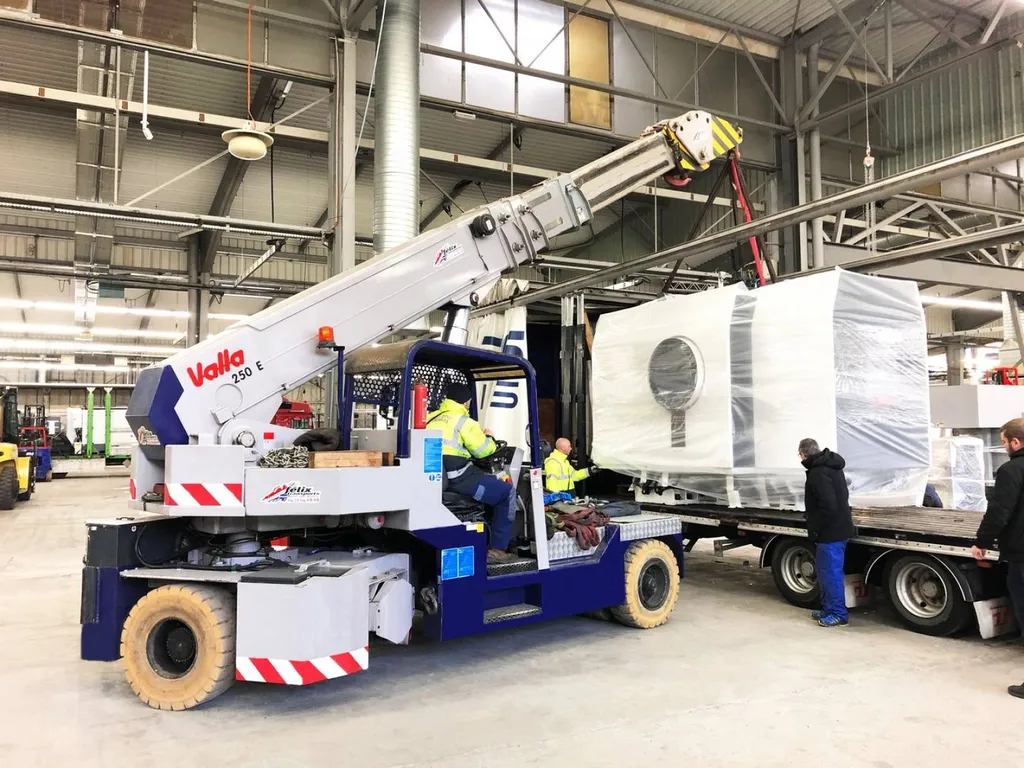 Déchargement d'une machine à l'aide d'une grue électrique VALLA 25 tonnes