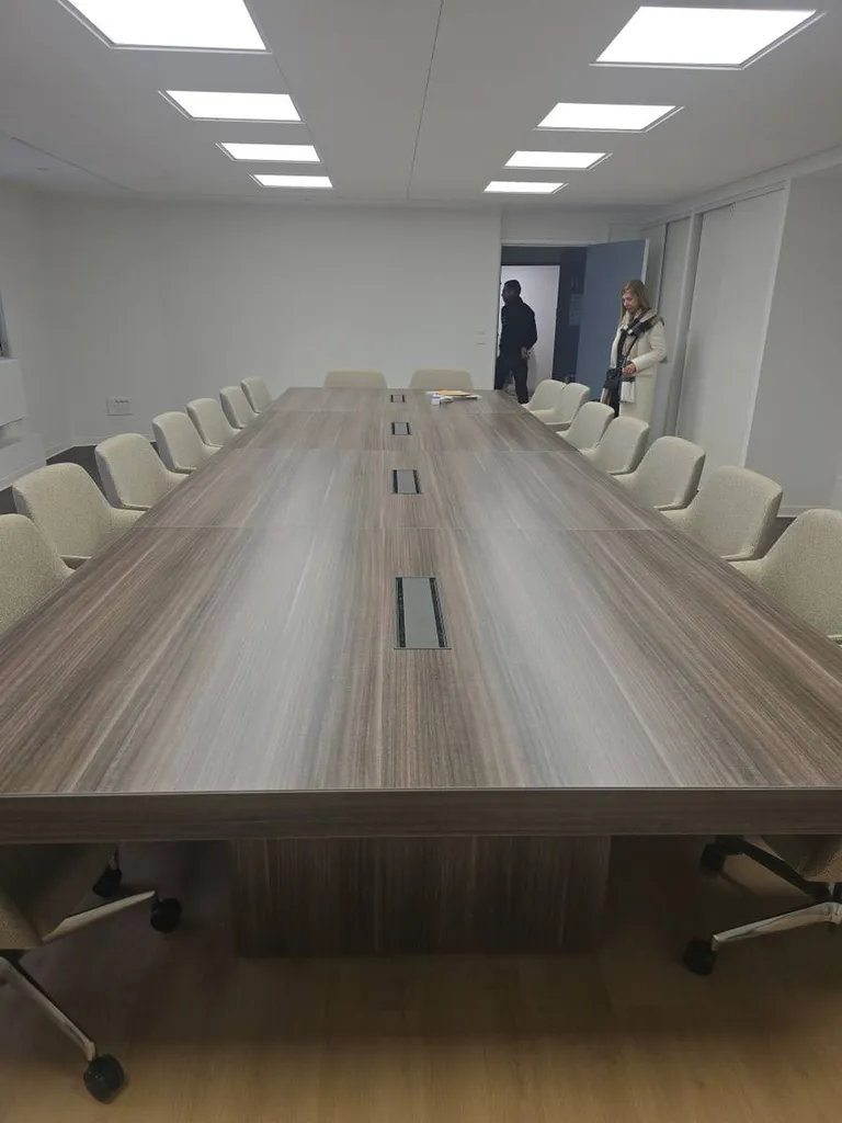 Aménagement d'une salle de conférence avec fauteuils ergonomiques à Nîmes