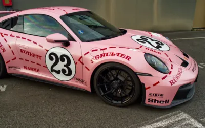 Détail du logo Pink Pig sur capot Porsche 911 GT3