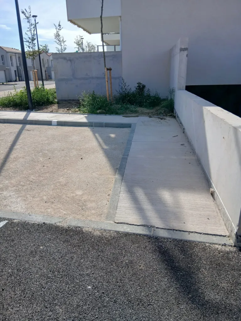 Nettoyage approfondi de 4 bâtiments à Istres : intervention spécialisée en extérieurs, sous-sol et locaux vélos