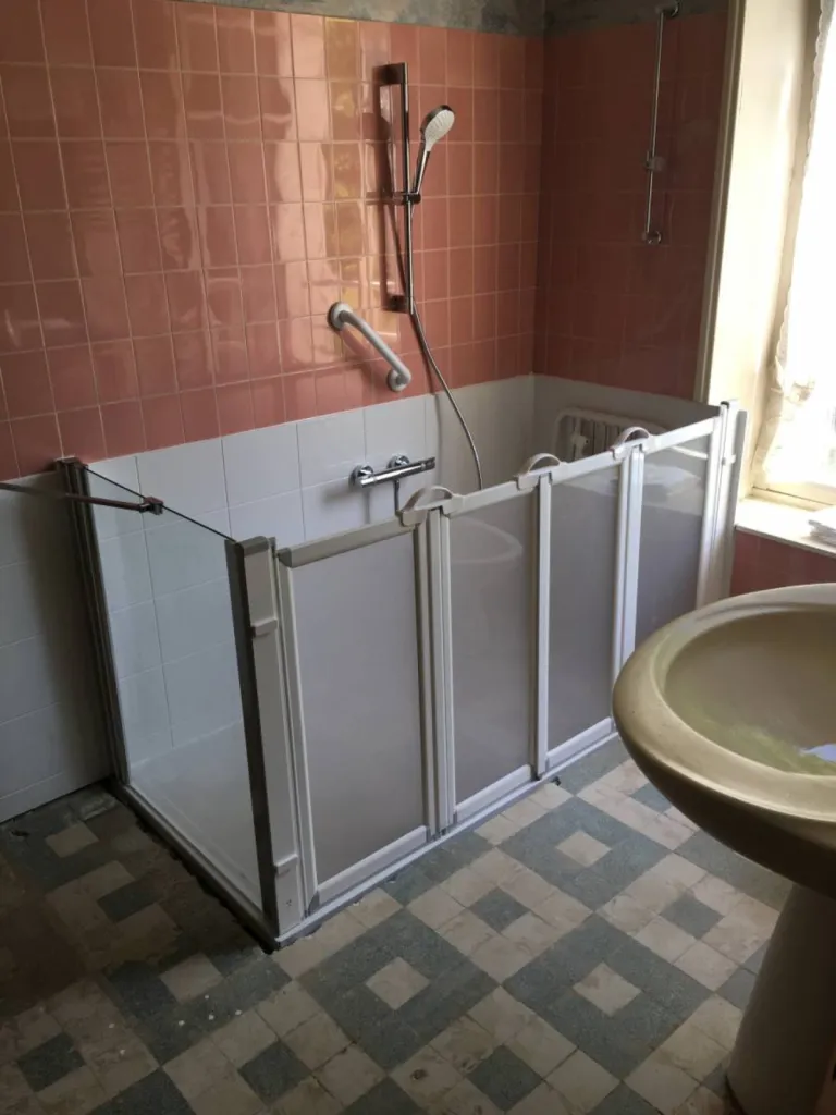 Remplacement baignoire par douche senior sécurisée Solliès-Pont Var (83)