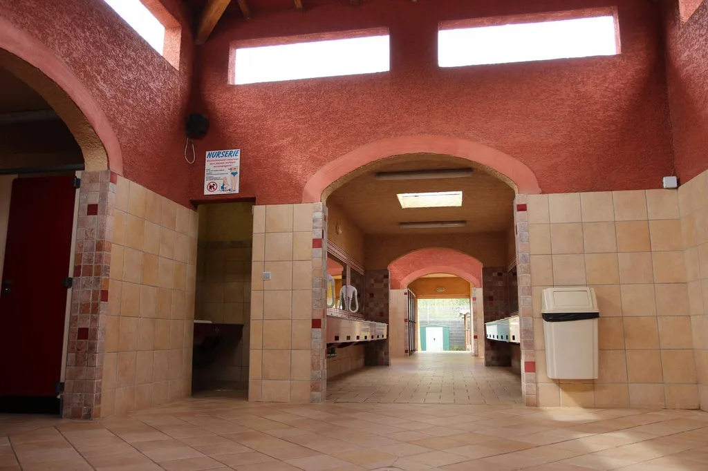 photos du sanitaire du camping le mas de la plage