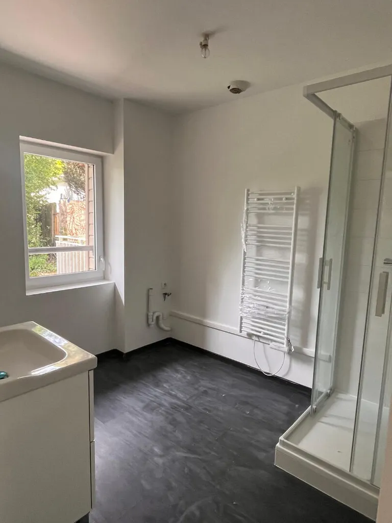 F4 RENOVE AVEC PARKING et TERRASSE ROUTE DE DARNETAL - 1014€ charges comprises