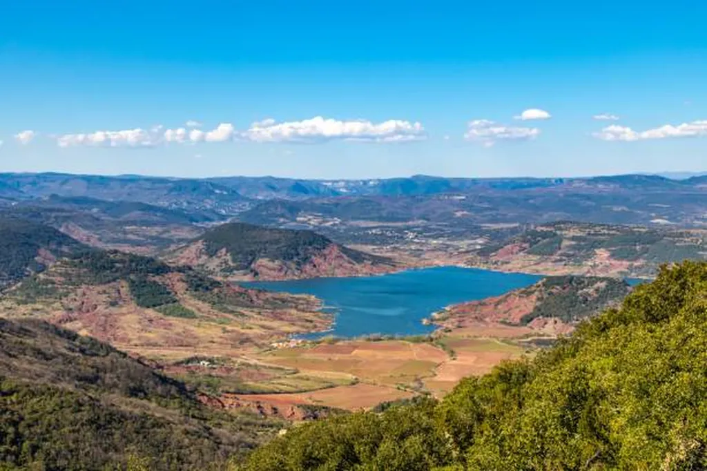 Le Lac du Salagou à 45 kilomètres du camping 4 étoiles à Vias-Plage bord de mer