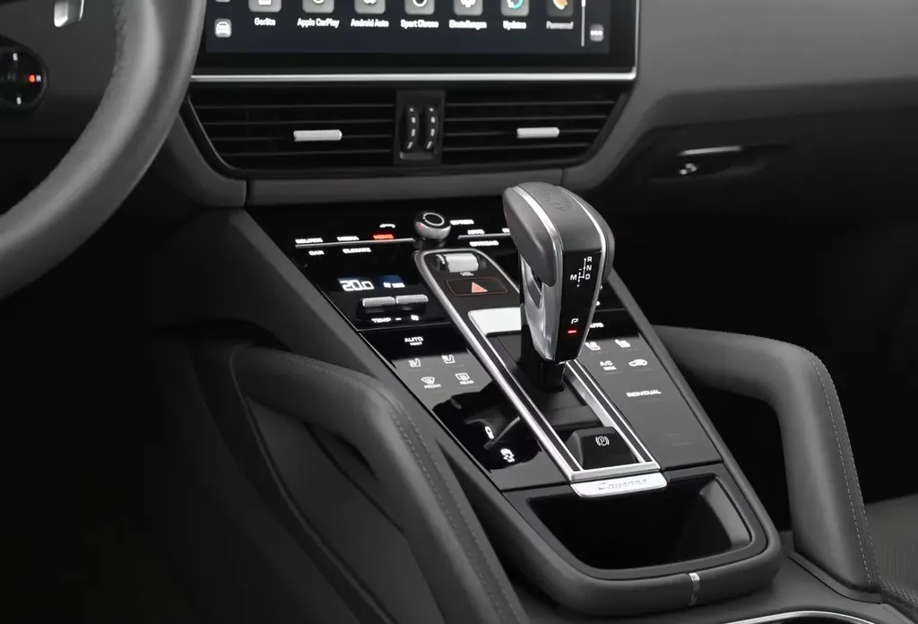 porsche-cayenne-hybride-2023-console-centrale