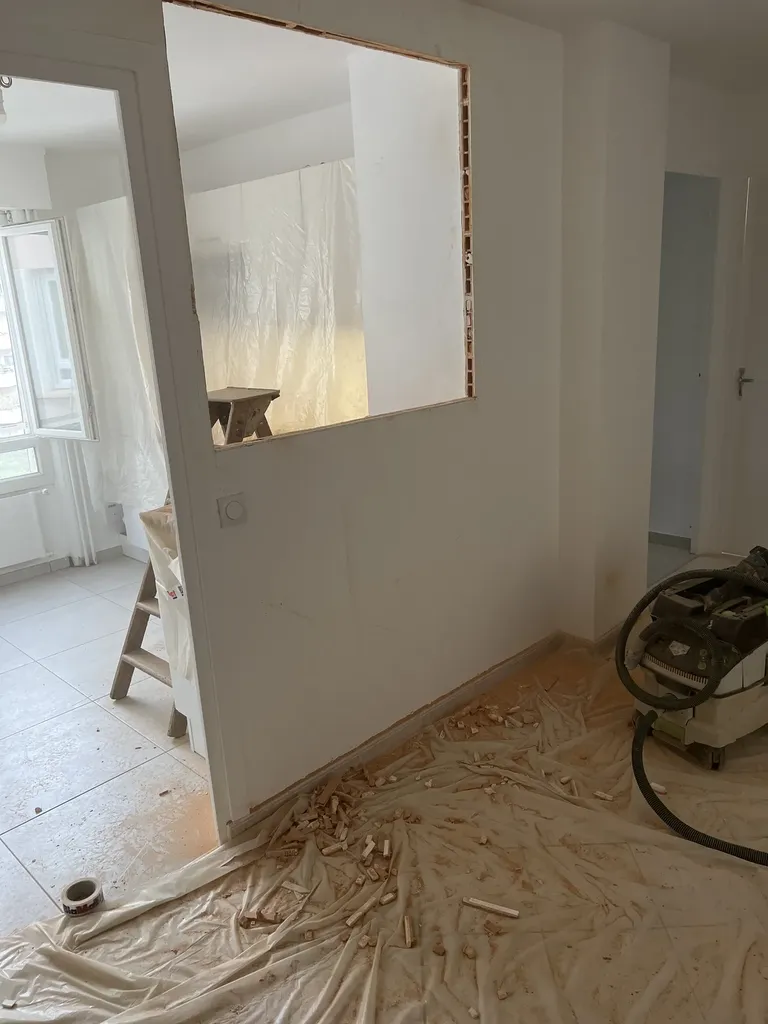 Découpe de la cloison en brique lors des travaux de création d’une verrière atelier sur mesure à Lyon