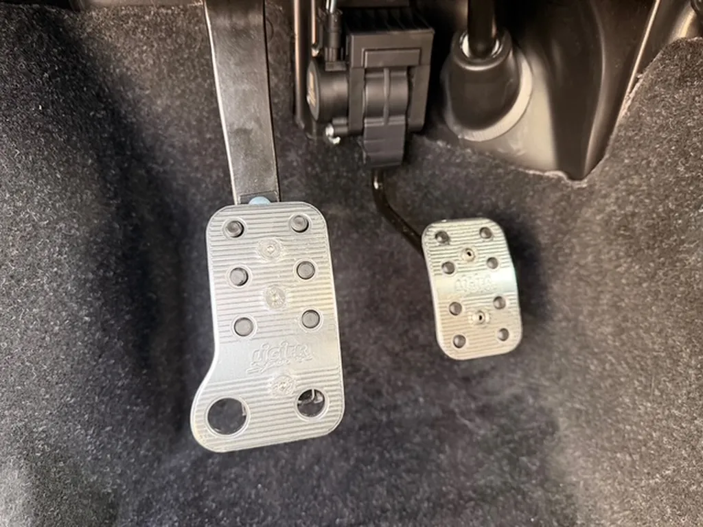 Ligier JS50 Ultimate 2026 : La voiture sans permis sport premium avec Pack Hifi Pioneer disponible chez votre concessionnaire à Toulon