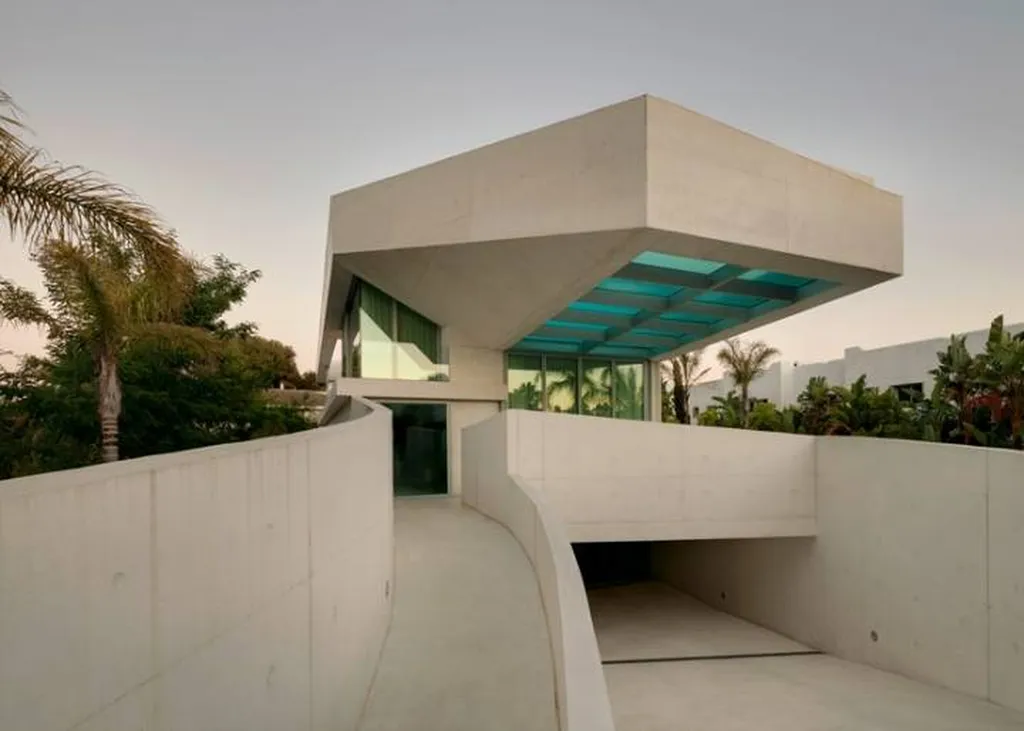 Maintenance technique et gestion opérationnelle d’une villa contemporaine de luxe avec piscine chauffée proche de Saint-Tropez, France.