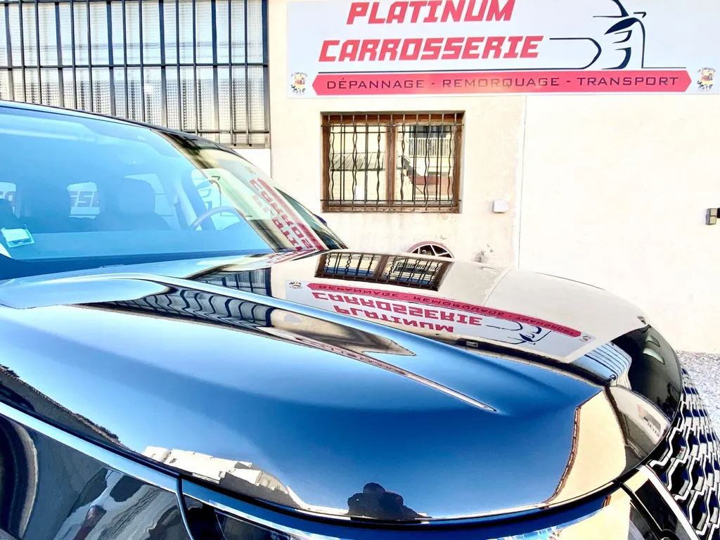 Accrochage à La Ciotat sur un Range Rover Vogue réparé à Carnoux dans notre atelier spécialisé en carrosserie SUV haut de gamme