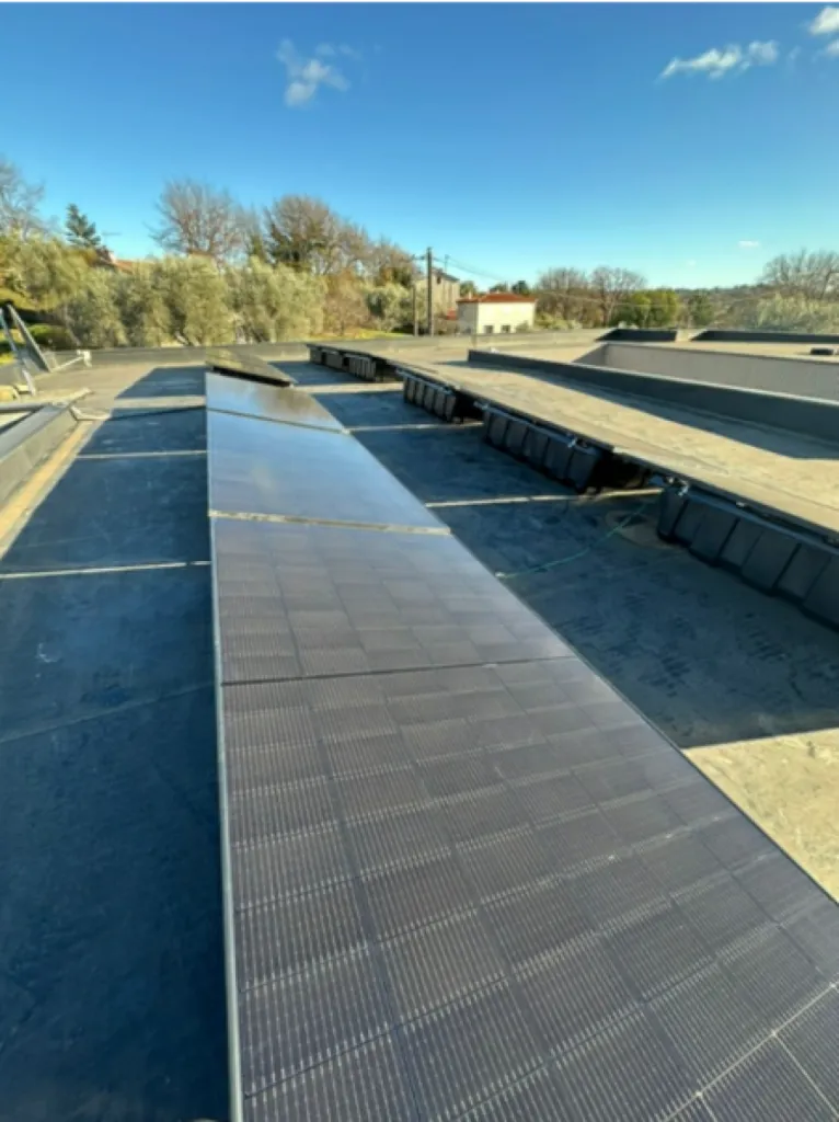 Installation de 12 panneaux photovoltaïques Dualsun 500w en biverre à Grasse