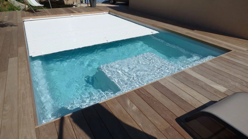 piscine vue escaliers et volet 