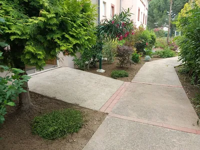 Plantations d'arbres et arbustes au sein d'une copropriété à l'Union proche de Toulouse, par l'équipe de jardiniers paysagistes MAT'TAILLE 