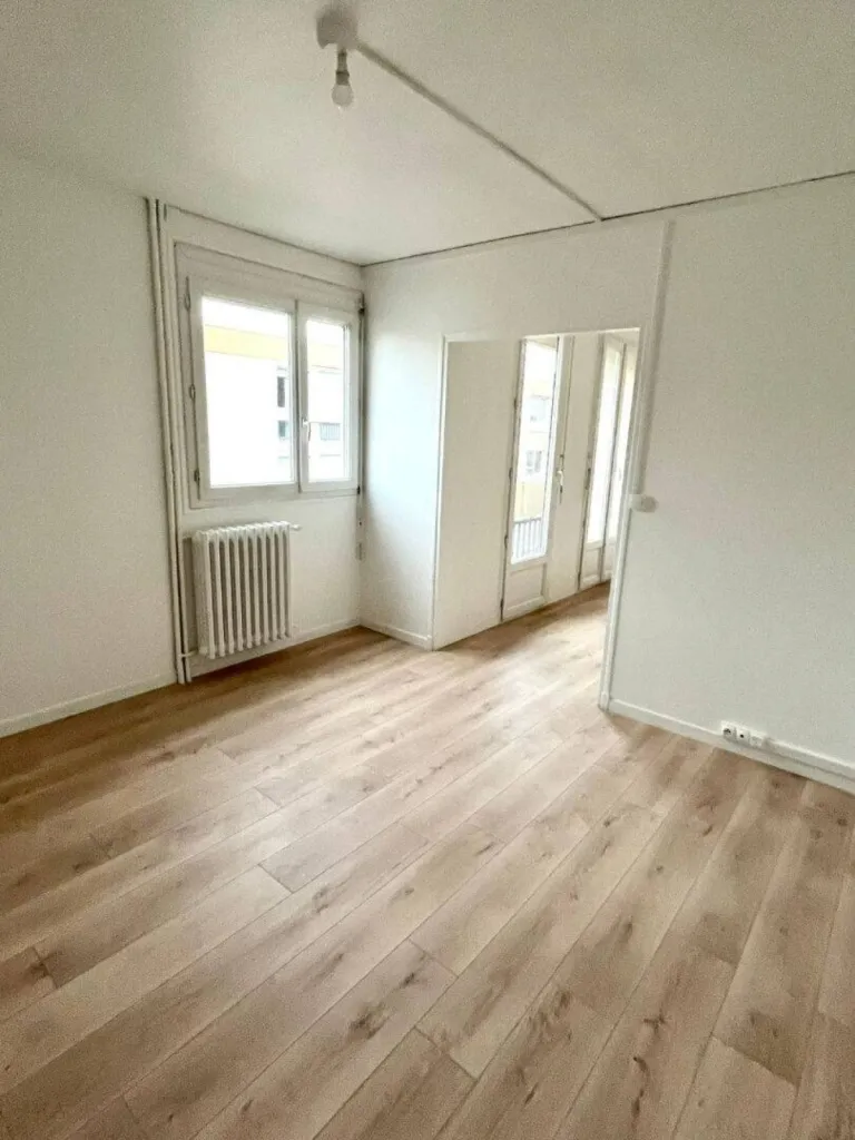 Situé au 2ème étage avec ascenseur